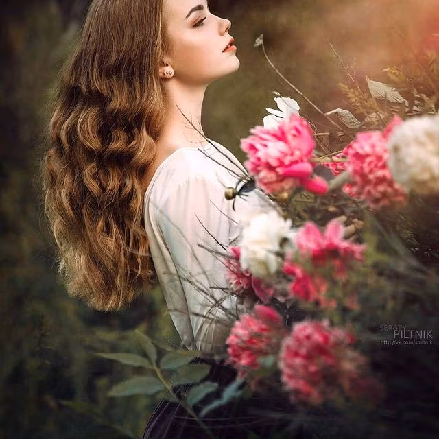 Các trang phục đơn giản và nhẹ nhàng phù hợp với độ tuổi mới lớn của cô bé.