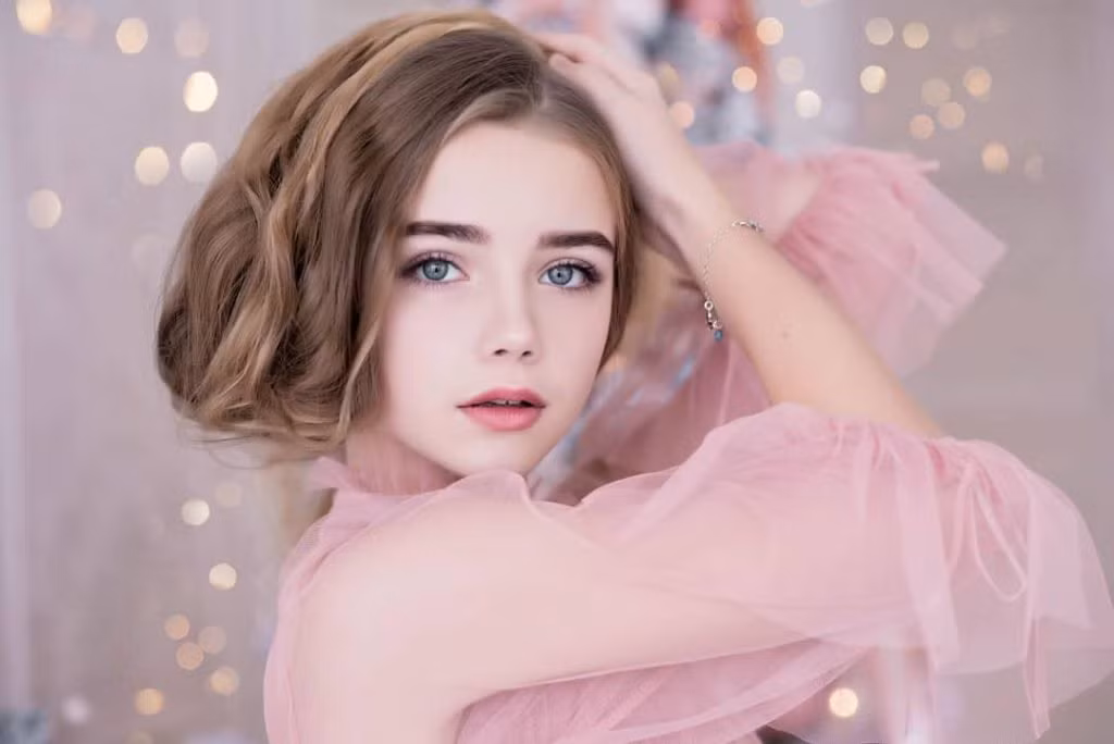 Anna Grudina sở hữu vẻ đẹp ngọt ngào với đôi mắt xanh biếc, thần thái cuốn hút. Năm 9 tuổi, nàng mẫu nhí tham gia cuộc thi nhan sắc "Little Princess of Gomel" và giành vương miện. Sau cuộc thi này, Anna được nhiều người gọi là "nàng thơ Gomel", "mẫu nhí xinh nhất thế giới".