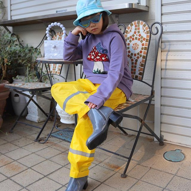 Pantone đã công bố xám và vàng là màu của năm 2021 và rất nhanh chóng, Coco đã cho ra mắt một set đồ đúng chuẩn. Quần baggy màu vàng xám phối cùng boots da bóng.