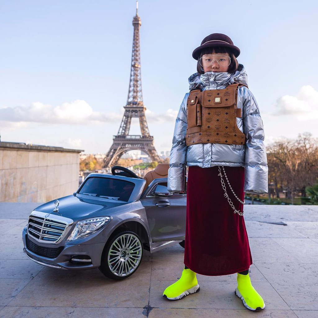 Coco yêu thích những nhà mốt lừng danh như Gucci, Dior, Chanel hay Supreme. Đồng thời, Coco dù xài hàng loạt những đồ hiệu đắt giá vẫn không bị “dừ” hơn so với tuổi bởi cách kết hợp màu sắc vô cùng tươi mới trong mỗi set đồ.