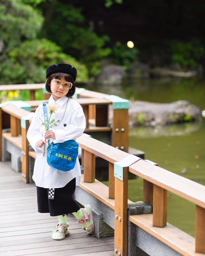 Mọi bộ trang phục đều do chính Coco lựa chọn phối đồ dưới sự giúp đỡ của cha mẹ. Điều đó khiến cô bé rất tự tin khi ra đường, dù thu hút nhiều sự chú ý từ người lớn đến các bạn tại trường học. Ảnh: Internet.