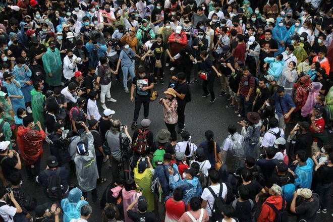 Canh sat Thai Lan dung voi rong tran ap nguoi bieu tinh-Hinh-2