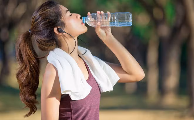 Nước cần thiết cho cuộc sống và các chức năng khác nhau của cơ thể. Đảm bảo bổ sung nước đúng cách để có lợi nhất cho sức khỏe. Ngoài ra, chúng ta cần tránh một số sai lầm khi bù nước sau.
