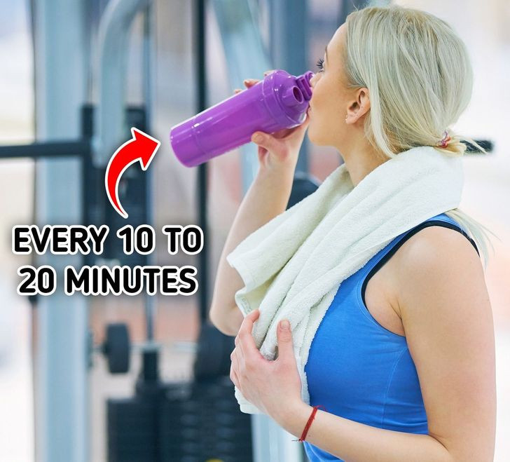 6. Uống ít nước trong khi tập luyện: Khi tập thể dục, cơ thể chúng ta mất nước qua mồ hôi và hơi thở. Giữ đủ nước trong quá trình tập luyện là điều quan trọng để điều chỉnh nhiệt độ cơ thể và huyết áp của bạn. Các chuyên gia thể dục khuyên bạn nên uống nước mỗi 10-20 phút trong khi tập thể dục.