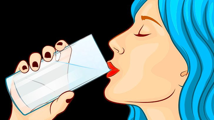 1. Uống nước sau khi tập luyện: Mặc dù đúng là uống nước sau khi tập thể dục giúp cung cấp nước cho cơ thể, nhưng điều quan trọng là bạn phải uống đủ nước trước và trong khi tập thể dục. Nếu bạn bắt đầu tập luyện mà gần như mất nước, bạn sẽ mất nước nhiều hơn trong khi tập luyện và điều đó có thể nguy hiểm cho sức khỏe tinh thần và thể chất của bạn. Đồ uống từ dừa, trà đen và trà xanh, và thậm chí cả sữa sô cô la cũng giúp bạn bù nước.