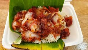 Xôi gà xá xíu: Nhắc đến những món xôi ngon hút tín đồ ẩm thực Việt không thể bỏ qua món xôi xá xíu. Mặc dù xá xíu là món ăn có xuất xứ từ Quảng Đông, Trung Quốc nhưng khi được du nhập đến Việt Nam đã được biến tấu lại để phù hợp với khẩu vị của người Việt và cũng nhờ thế mà nó trở thành món ăn được nhiều người yêu thích.