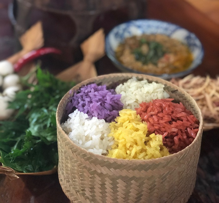 Xôi ngũ sắc của vùng cao được nhuộm hoàn toàn bằng lá rừng như co khảu, khảu đen. 5 màu của xôi ngũ sắc tượng trưng cho ngũ hành, vì làm cầu kỳ nên trước đây hay có trong các dịp lễ Tết, hội hè. Ngày nay, khi ngày càng có nhiều khách du lịch đến với vùng cao, món xôi này còn được xem như một đặc sản hút khách của người Tây Bắc.