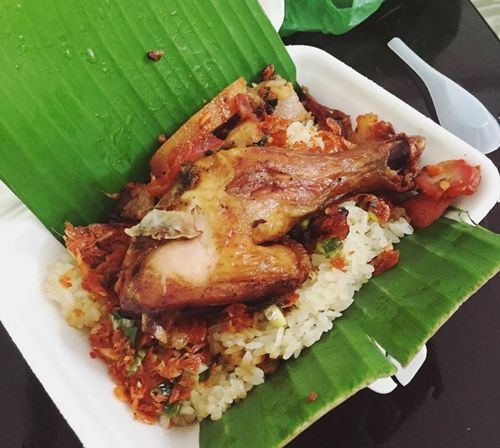 Xôi xá xíu mềm vừa phải, ăn vào là cảm nhận được vị ngọt của gạo nếp chứ không nhạt hay bị mất vị. Những miếng thịt xá xíu óng ả, đủ nạc và mỡ được nêm nếm rất vừa ăn cùng miếng gà chiên giòn rụm tạo nên sự hài hòa cho món ăn. Ảnh: Internet.