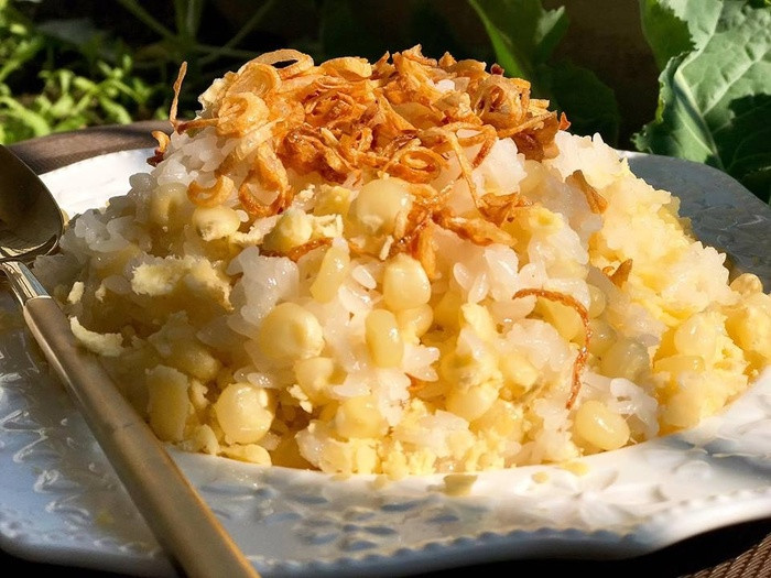 Xôi ngô có ở nhiều vùng miền, có miền ăn kèm với dừa nạo, mè rang, còn như ở Hà Nội là kết hợp cùng đỗ xanh đồ, mỡ hành, na ná như xôi xéo. Món xôi này gây ấn tượng bởi cái dẻo của nếp cái đi kèm vị ngô thơm.