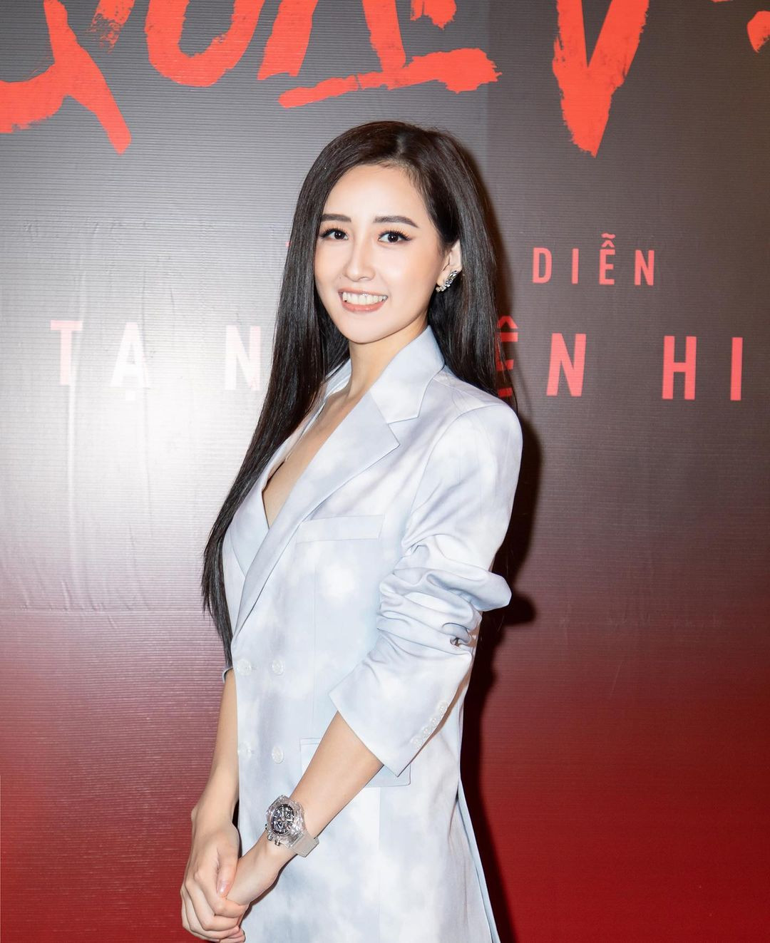 Mai Phương Thúy nhiều lần khiến dân tình 'nhức mắt' vì niềm đam mê diện vest không nội y táo bạo.