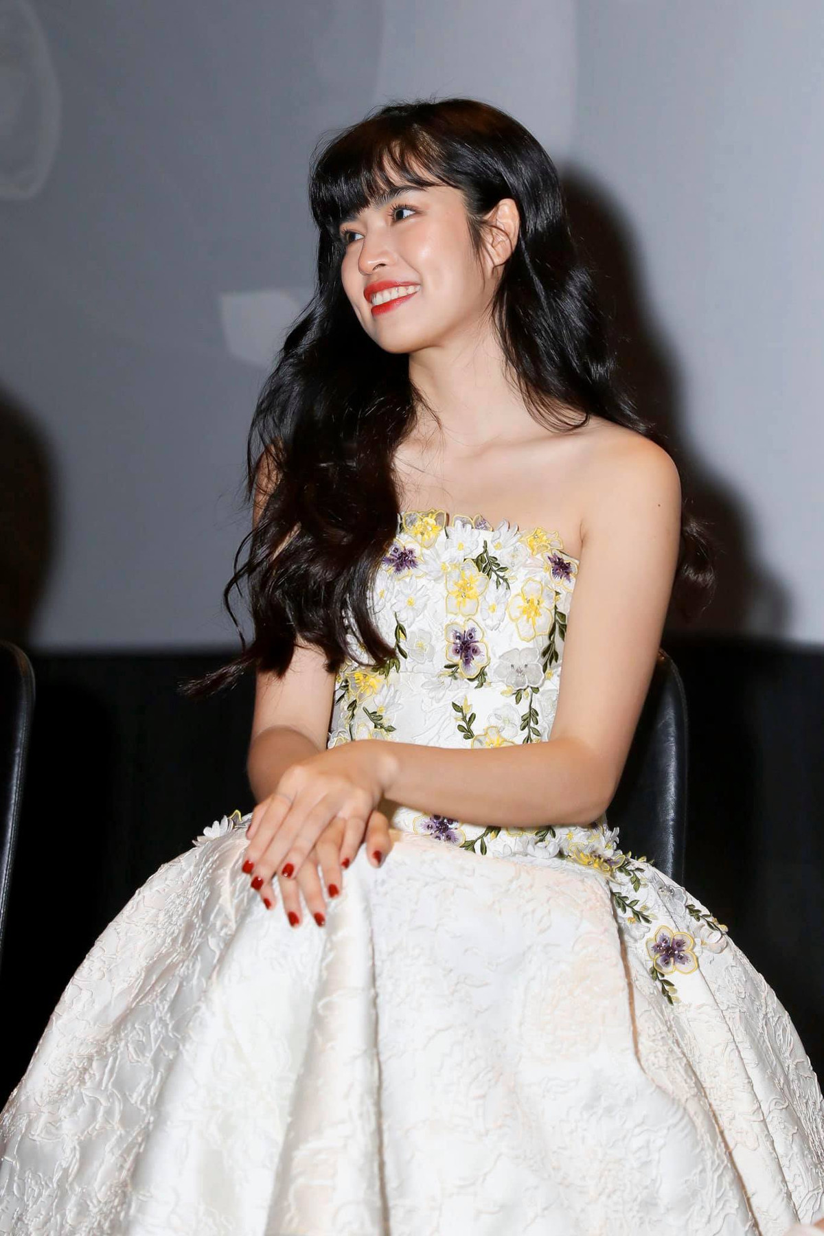 Thay vào đó, diễn viên sinh năm 1995 thường ưu tiên bánh mì đen, khoai lang vì có lượng calo thấp hơn so với cơm hay bánh mỳ trắng đồng thời chứa nhiều chất xơ, tốt cho tiêu hóa.