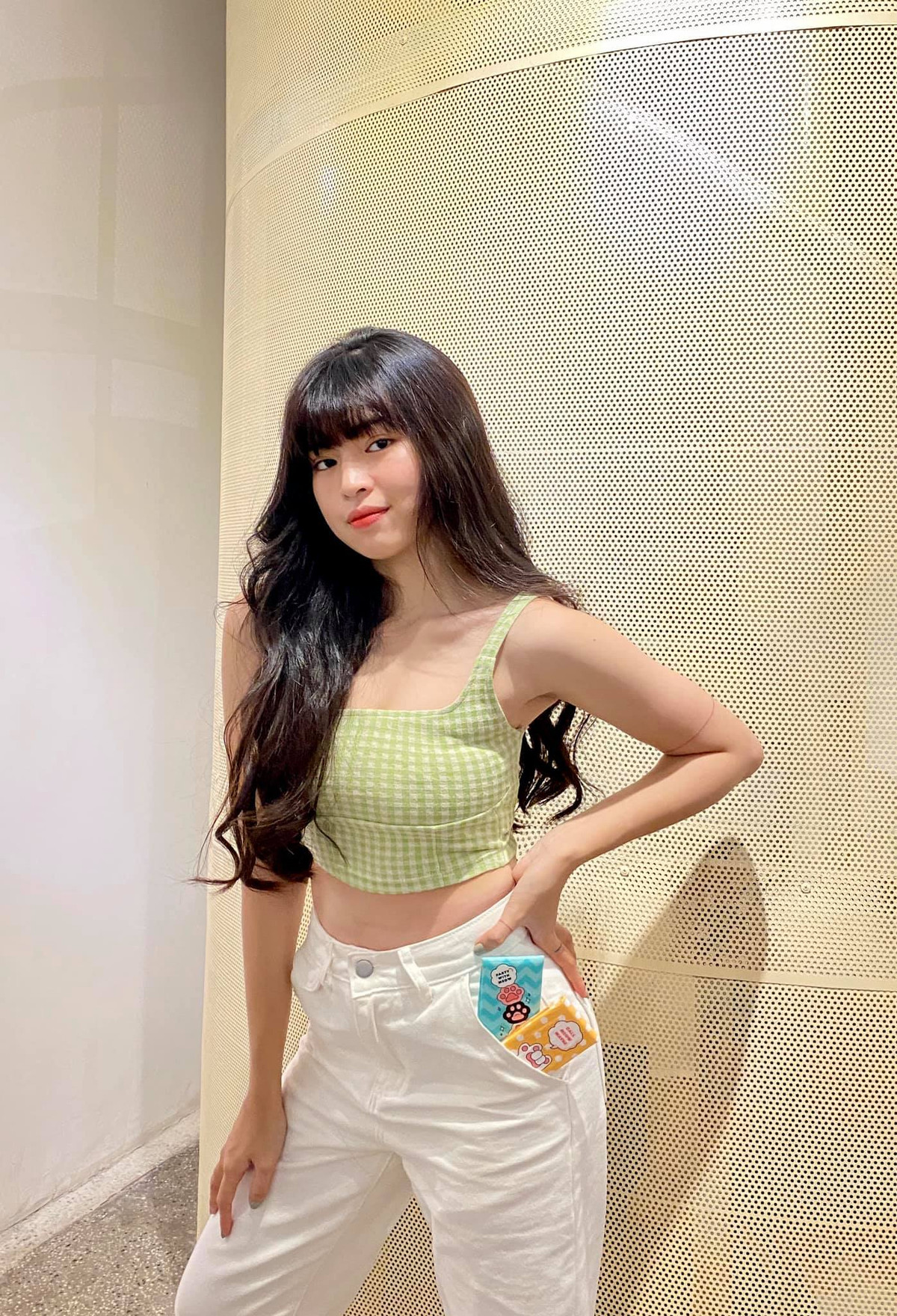 Dù có vóc dáng nhỏ bé nhưng nữ diễn viên khá chú trọng việc ăn uống và tập luyện giữ dáng. Chia sẻ về bí quyết giữ dáng, Khánh Vân kể cô tập Muay Thái kết hợp chế độ ăn uống hạn chế đường và tinh bột.