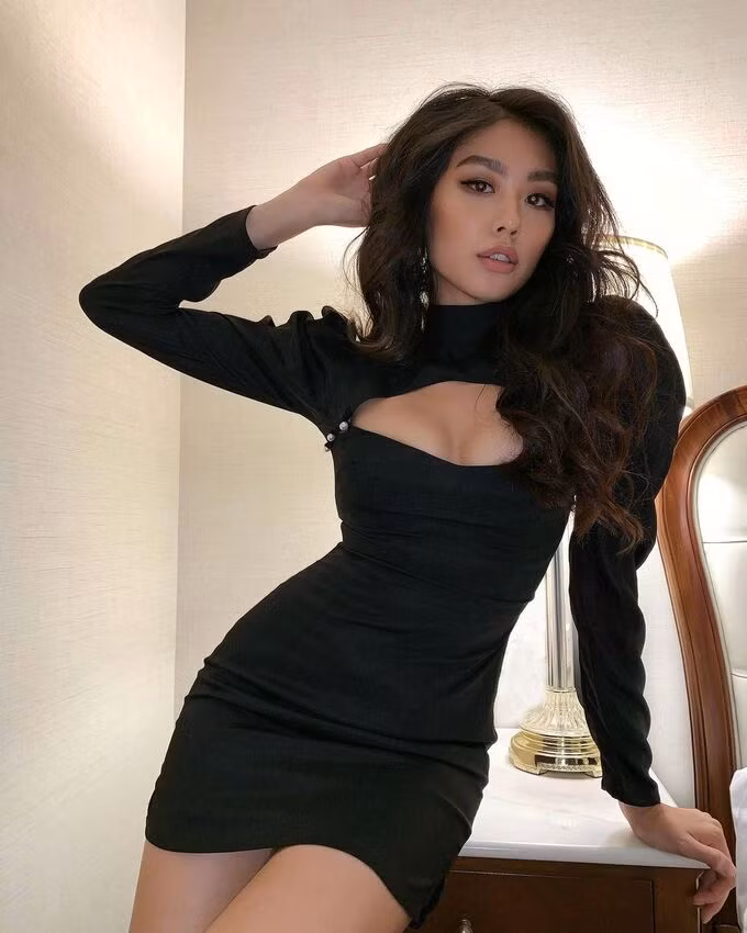 Mỹ nhân đình đám thuộc hội con nhà giàu Việt Nam chuộng những trang phục cắt xẻ rất táo bạo, phóng khoáng.