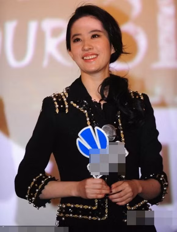 Diện mạo của cô già nua với bộ váy đen, trang trí nhiều chi tiết.