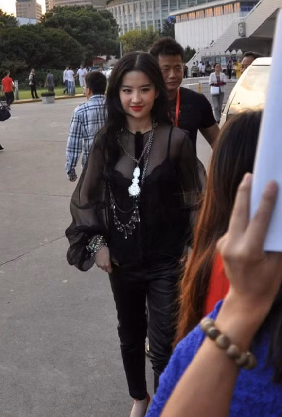 Dù có sự đầu tư kĩ lưỡng nhưng trang phục của Lưu Diệc Phi lại trở nên rườm rà, rối mắt.