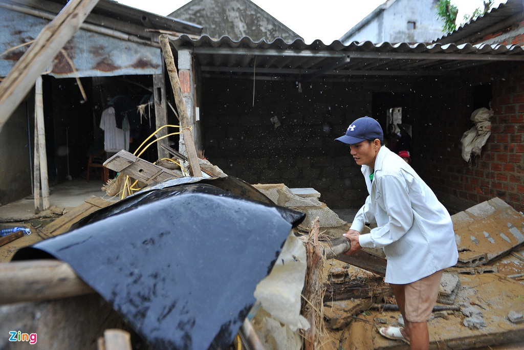 Trang tay sau lu, nguoi Quang Binh them noi lo bao den-Hinh-2