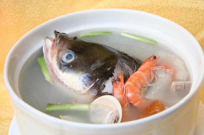 Các loại cá nhập khẩu hoặc cá được nuôi trong các vùng biển ở nước ngoài có nguy cơ nhiễm kim loại nặng và thủy ngân cao như: cá kiếm, cá ngừ, cá vược, cá kình… Vì thế, việc ăn cá có nhiễm kim loại hay thủy ngân sẽ tích tụ trong cơ thể và ảnh hưởng tới sức khỏe đặc biệt là gan. 