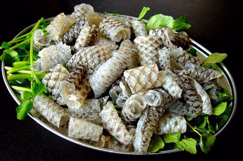 Thế nhưng, da cá không nhiều nên nếu tích lũy cũng chỉ là một lượng rất nhỏ. Dù vậy, bạn vẫn nên hạn chế ăn một cách chừng mực. Ảnh: Internet.