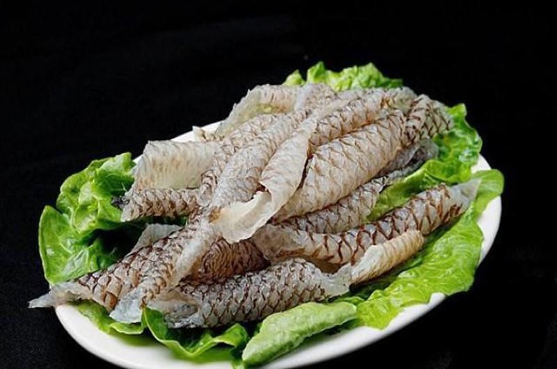 Da cá cũng dễ hấp thụ thủy ngân chỉ sau não cá. Cá có tuổi đời càng lâu thì sự tích lũy thủy ngân càng cao.