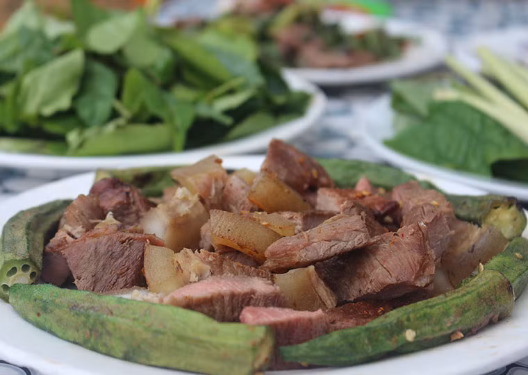 Đối với món thịt trâu nướng thì thịt sẽ xắt thành những miếng vừa ăn, tẩm ướp cho ngấm đều gia vị rồi cho lên vỉ nướng đều, hai mặt vỉ trải thêm lớp lá lốt. Nướng thịt trên than hồng cho đến khi thịt chín thơm, chuyển màu vàng nâu đẹp mắt, quyện mùi thơm của lá lốt thì bỏ thịt xuống khỏi bếp và bày ra đĩa. Thịt trâu nướng ăn cùng với lá trơng, rau cải và chấm kèm với muối ớt tiêu xanh vắt chanh vào.