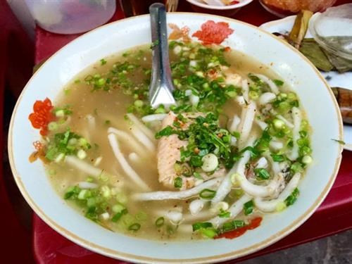 Cháo Vạc Giường: Gọi là cháo, nhưng cháo Vạc Giường lại là rất đặc biệt, thoáng nhìn qua, ai cũng nghĩ nó giống bánh canh hay canh bún cua bởi chúng đều được làm từ sợi bột gạo hay bột mì, nhưng hương vị lại khác hẳn nhau hoàn toàn đó.