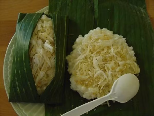 Bắp hầm: Chọn những hạt bắp nếp căng tròn bóng bẩy, đãi thật sạch và ngâm sau một đêm. Sáng sớm, họ vớt ra bỏ vào nồi và đun nhẹ lửa bằng củi khô. Bắp vừa chín tới thì bật nồi, cho những thứ gia vị như đậu xanh luộc, đường, muối, tiêu, thêm một ít mè (vừng) trộn đều vào nhau.