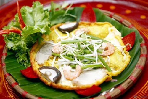 Bánh khoái: Giống như bánh xèo của miền Nam, bánh khoái Quảng Trị cũng làm từ bột gạo, nhưng được đổ trong khuôn nhỏ chỉ bằng khoảng một bàn tay xòe ra, da bánh dày và giòn rụm. Nhân bánh khá đa dạng, nhưng thông thường là tôm thịt với giá, có nơi thêm vào hành tây, nấm rơm, các loại hải sản…
