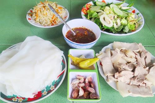 Bánh ướt Phương Lan ở Quảng Trị có các công đoạn làm giống nhiều địa phương khác, nhưng cách ăn thì mang nét riêng không trộn lẫn. Ăn cùng bánh ướt là rau sống và không thể thiếu thịt lợn luộc. Thịt lợn luộc ăn kèm phải là loại thịt nhiều nạc, mỡ giòn. Nước chấm pha từ mắm nhĩ ngon với tương ớt, ớt tươi tạo thành vị đậm đà riêng.