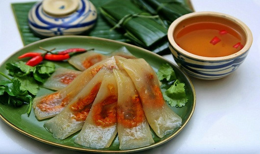 Bánh bột lọc Mỹ Chánh. Bánh làm từ củ sắn mài nho nhỏ với nhân bên trong có thể là thịt lợn, thịt gà, tôm, đậu xanh... Nổi tiếng nhất ở Quảng Trị là bánh lọc Mỹ Chánh. Vỏ bánh không bị chua hay nồng mà rất thanh.