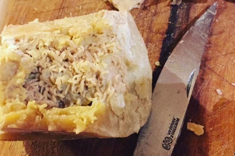 Tuy nhiên, những người muốn thưởng thức loại pho mát này sẽ được cảnh báo trước khi ăn về các nguy cơ dị ứng. Ngoài ra Casu Marzu còn gây ra nguy cơ sán dạ dày và nhiễm ấu trùng đường ruột.