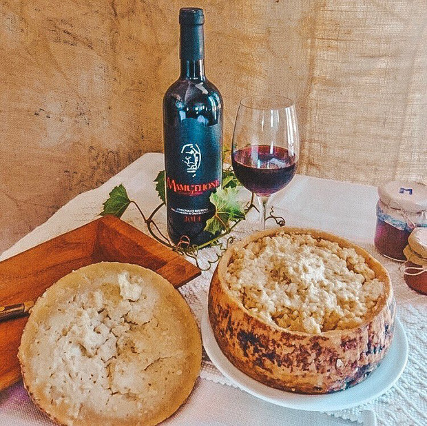 Đây là món ăn được người dân trên đảo rất coi trọng. Họ thường thưởng thức vào những ngày lễ lớn như đám cưới, sinh nhật. Luật an toàn thực phẩm của EU đã cấm nên các gia đình chỉ làm để ăn chứ không sản xuất theo quy mô lớn.