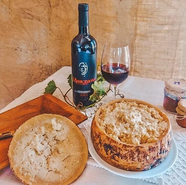 Đây là món ăn được người dân trên đảo rất coi trọng. Họ thường thưởng thức vào những ngày lễ lớn như đám cưới, sinh nhật. Luật an toàn thực phẩm của EU đã cấm nên các gia đình chỉ làm để ăn chứ không sản xuất theo quy mô lớn.