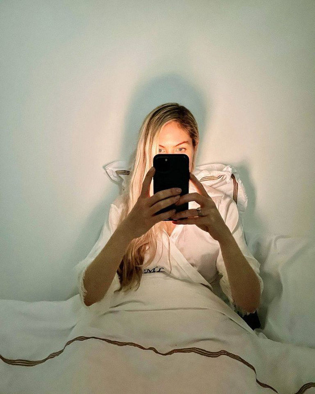 Buc anh ngoi tren bon cau cua nu bac si xinh dep gay sot-Hinh-3