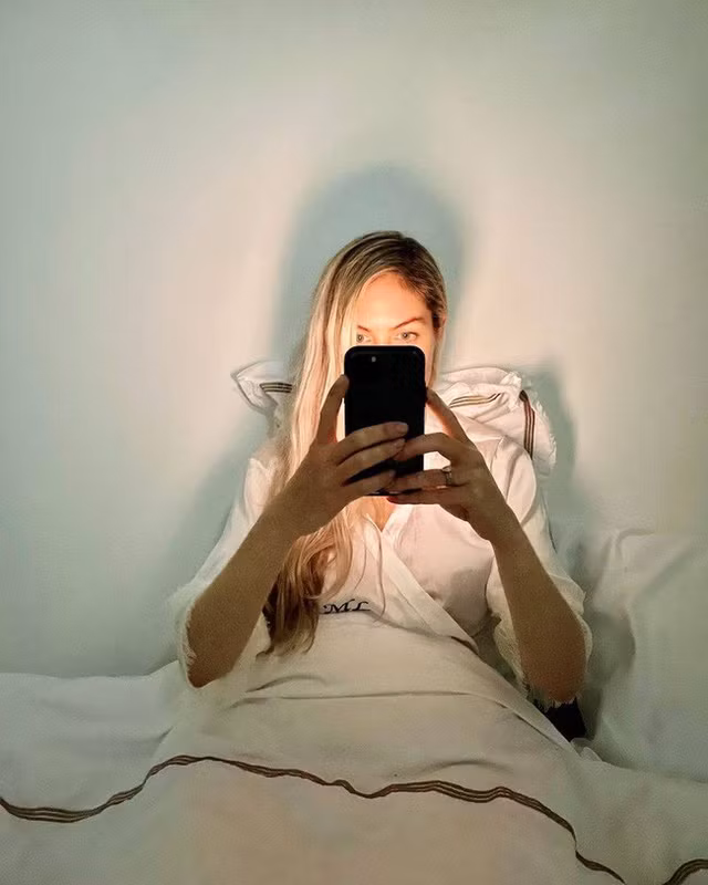 Buc anh ngoi tren bon cau cua nu bac si xinh dep gay sot-Hinh-3