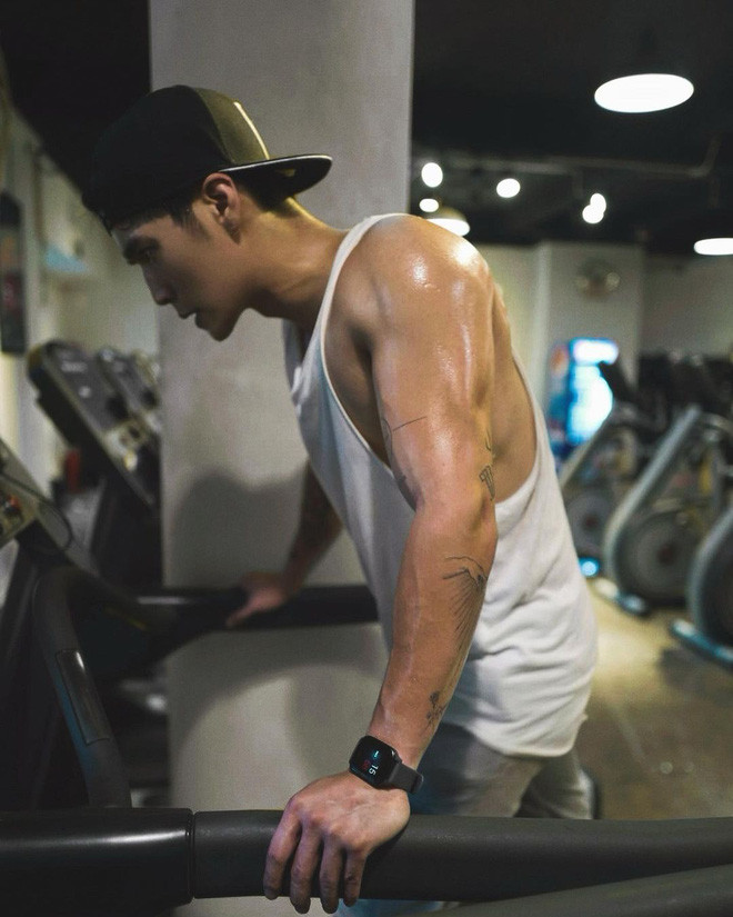 Những hình ảnh tập luyện khoe cơ bắp cuồn cuồn của Huy Trần khiến nhiều cô gái "rụng tim".