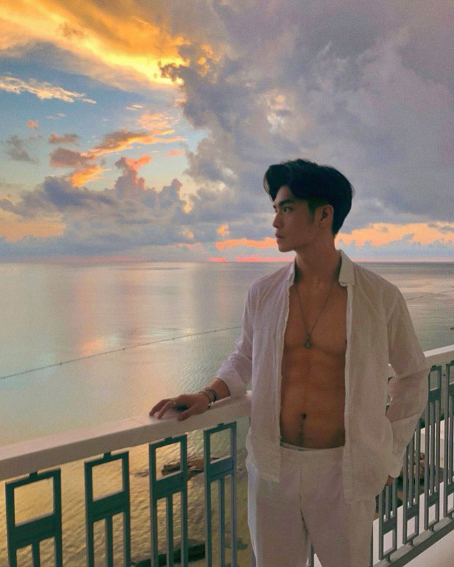 Huy Trần thiên về tập luyện cho phần thân trên để có cơ ngực hấp dẫn. Những bài tập nâng tạ tay, tạ tròn... được anh thực hiện nhuần nhuyễn.