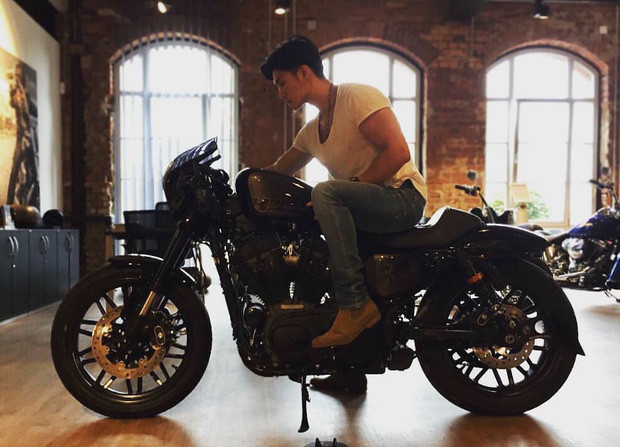 Huy Trần còn có sở thích đặc biệt với xe mô tô và các môn thể thao vận động có tác dụng tạo cơ bắp rắn chắc và sự dẻo dai cho phái mạnh.