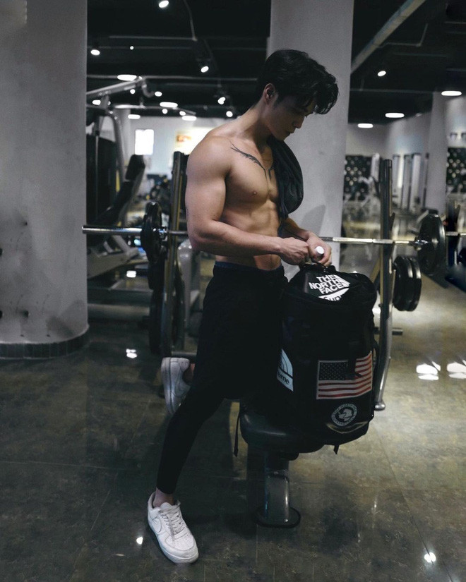 Với gym, Huy Trần có thể tập chuyên sâu cho từng nhóm cơ khác nhau trên cơ thể. Đây cũng là bài tập thể lực được phái mạnh yêu thích nhất.