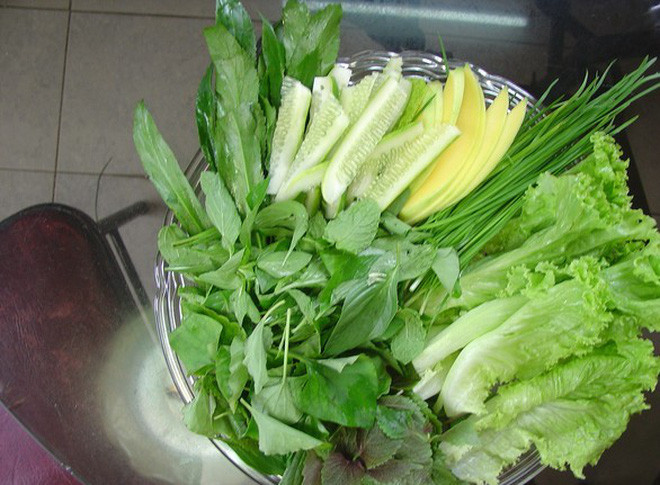 Rau sống: Trong thành phần của rau sống chứa khá nhiều vi khuẩn, các loại sán trưởng thành nằm trong ruột người, rồi đẻ ra trứng và xuất hiện trong phân người, nếu điều kiện vệ sinh kém. Khi ăn rau sống thông thường chúng ta chỉ rửa bằng nước sạch hoặc là ngâm muối. Nhưng ở nhiệt độ thông thường các loại vi khuẩn, giun sán không thể nào chết được, chúng chỉ hoàn toàn bị tiêu diệt nếu nấu ở nhiệt độ cao mà thôi.