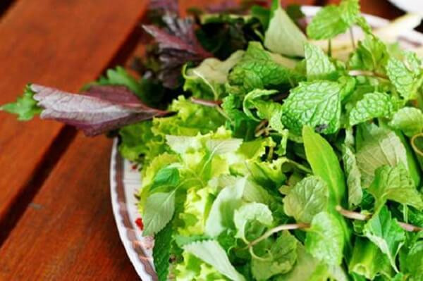 Vì vậy, khi chúng ta ăn rau sống là chúng ta đang tự hủy hoại bản thân mình bởi bất cứ lúc nào con người cũng có thể nhiễm bệnh từ những ký sinh trùng bám trên rau sống.