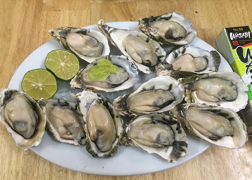 Trong hàu còn chứa rất nhiều mầm bệnh như vi khuẩn Norovirus có thể gây ra viêm ruột, viêm dạ dày và Vibrio - một loại vi khuẩn gây ra bệnh tả với những triệu chứng như sốt cao, sốc nhiễm trùng, phồng rộp da, thậm chí tử vong do nhiễm trùng máu.