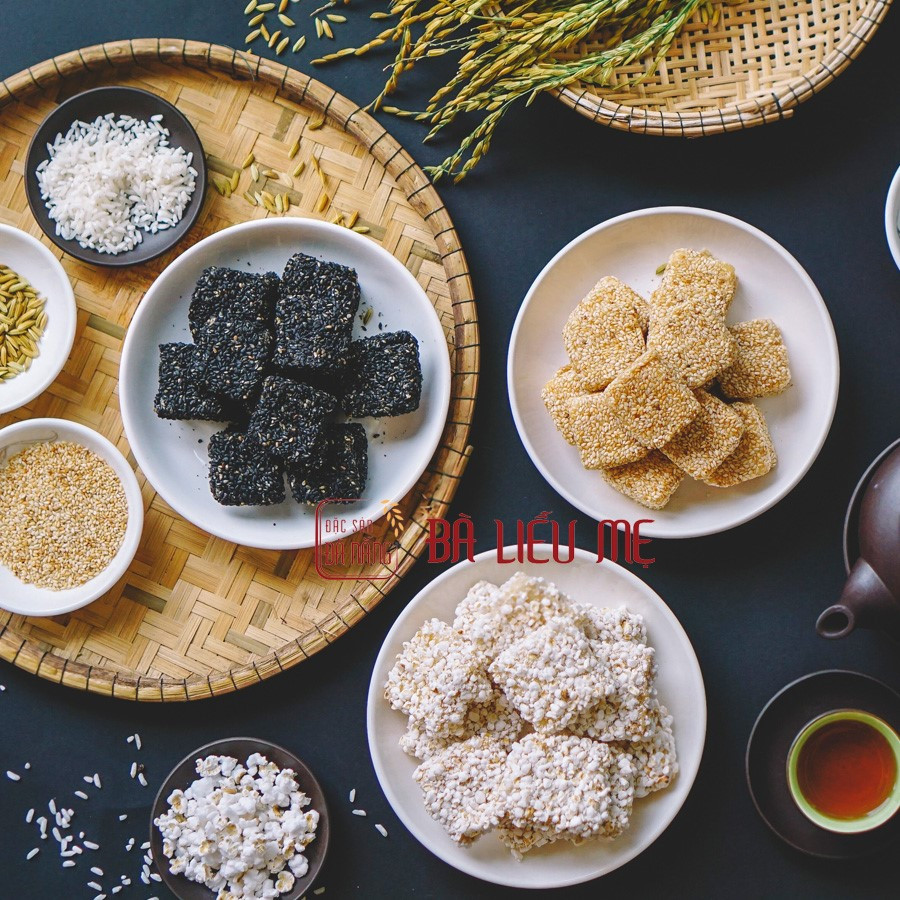 Tiếp theo, bánh khô mè Bà Liễu Mẹ là đặc sản truyền thống của Thành phố Đà Nẵng. Ra đời từ năm 1967, đến nay đã trở thành món ăn quen thuộc của nhiều du khách trong và ngoài nước.