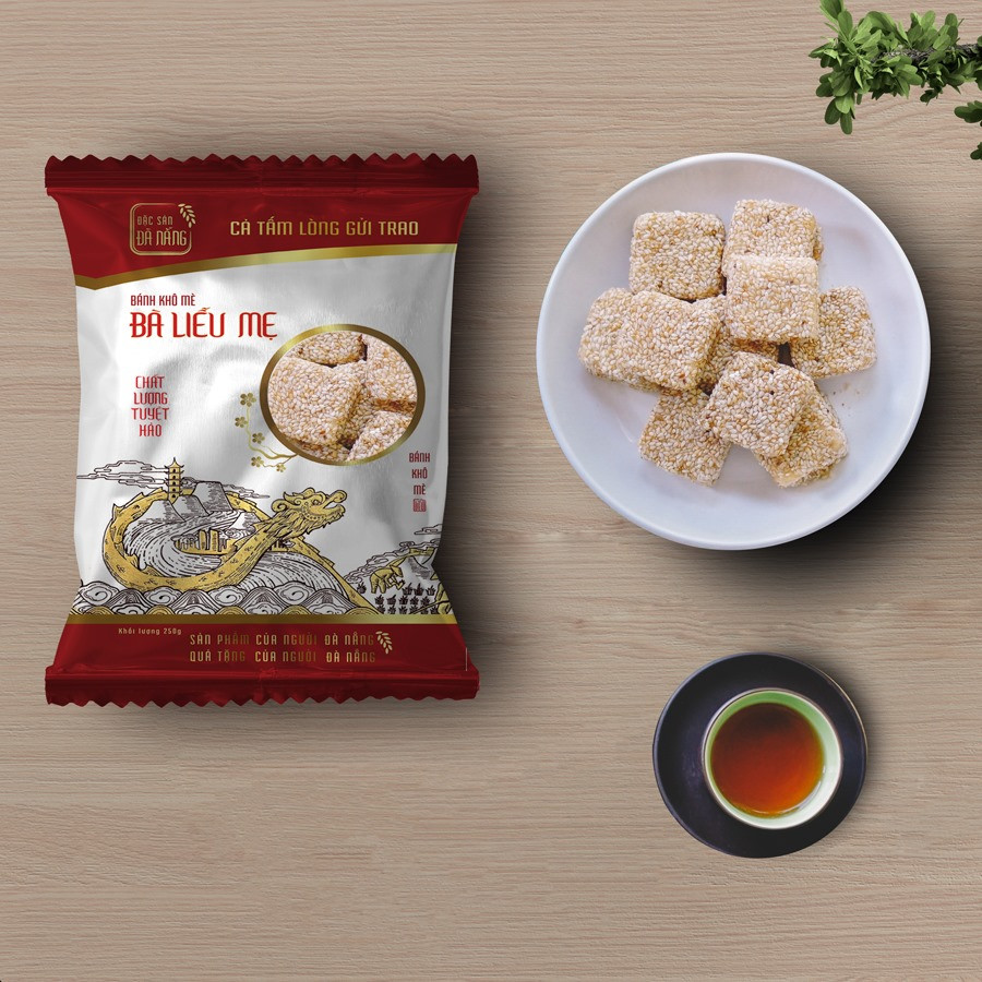 Bánh khô mè được chế biến từ nguyên liệu của bột gạo – nếp, mè, đường kính và gừng. Bánh có dạng hình vuông hoặc chữ nhật, bên ngoài là một lớp mè được kết dính đường non tinh chất dẻo như mạch nha. Bánh khô mè phải chịu qua bảy lần nướng lửa mới thành bánh ngon. Do vậy mà nó còn mang tên là bánh bảy lửa.