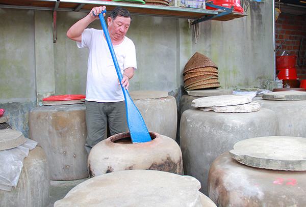 Nói đến nước mắm Nam Ô không thể không nhắc đến người Chăm. Theo các bậc cao niên, người Chăm đã mang nghề làm nước mắm và văn hóa sử dụng nước mắm đến với dân làng Nam Ô. Có thể nói, nghề làm nước mắm Nam Ô là sản phẩm của quá trình giao lưu, tiếp biến văn hóa Việt – Chăm. Dần dần, người Việt đã nâng kỹ thuật sản xuất nước mắm lên tầm cao hơn.