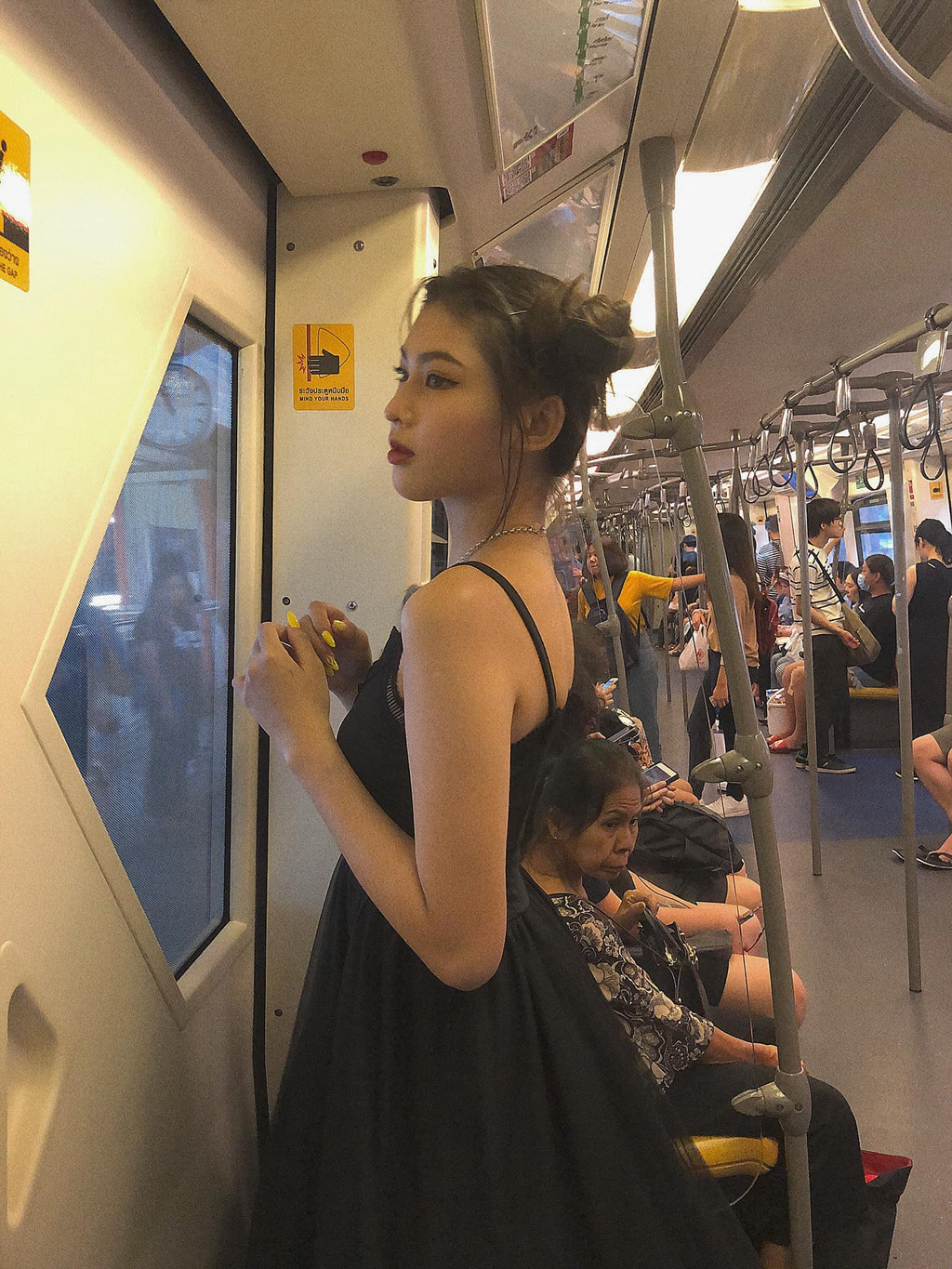 Phong cách của cô đậm màu sắc thời trang Hàn Quốc, trẻ trung, thời thượng nhưng không hở hang.