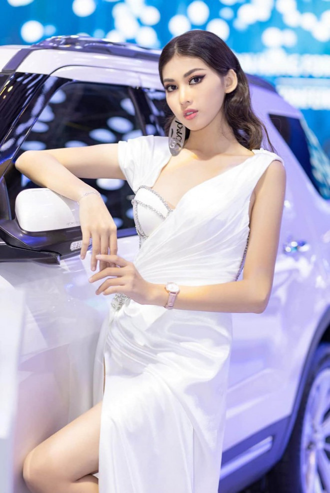 So với các thí sinh khác, chân dài sinh năm 2000 có lợi thế đôi chân dài nuột hiếm có. Do đó, cô nàng thường chọn trang phục gợi cảm khoe tối đa đôi chân.