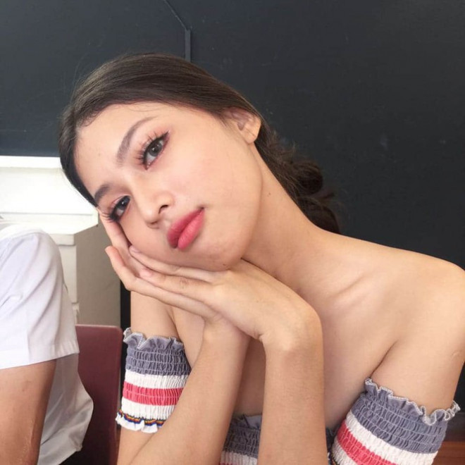 Ngọc Thảo khoe vai trần thon thả với chiếc áo trễ vai quyến rũ. Ảnh: Internet.