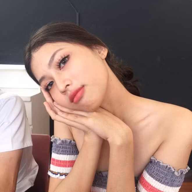 Ngọc Thảo khoe vai trần thon thả với chiếc áo trễ vai quyến rũ. Ảnh: Internet.