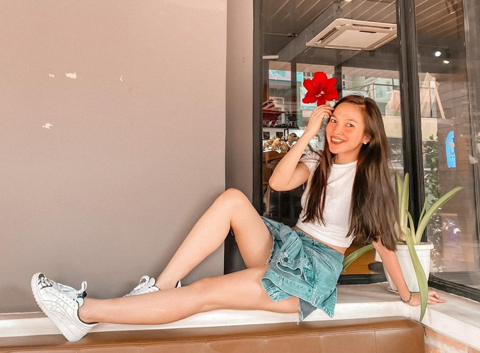 Áo thun và quần short jeans phối cùng giày thể thao là set đồ đơn giản nhưng đầy sự trẻ trung cho bà mẹ 1 con.