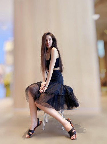 Hiền Thục e ấp như một thiếu nữ mới lớn khi phối áo thun hai dây với chiếc đầm chân ren nữ tính.